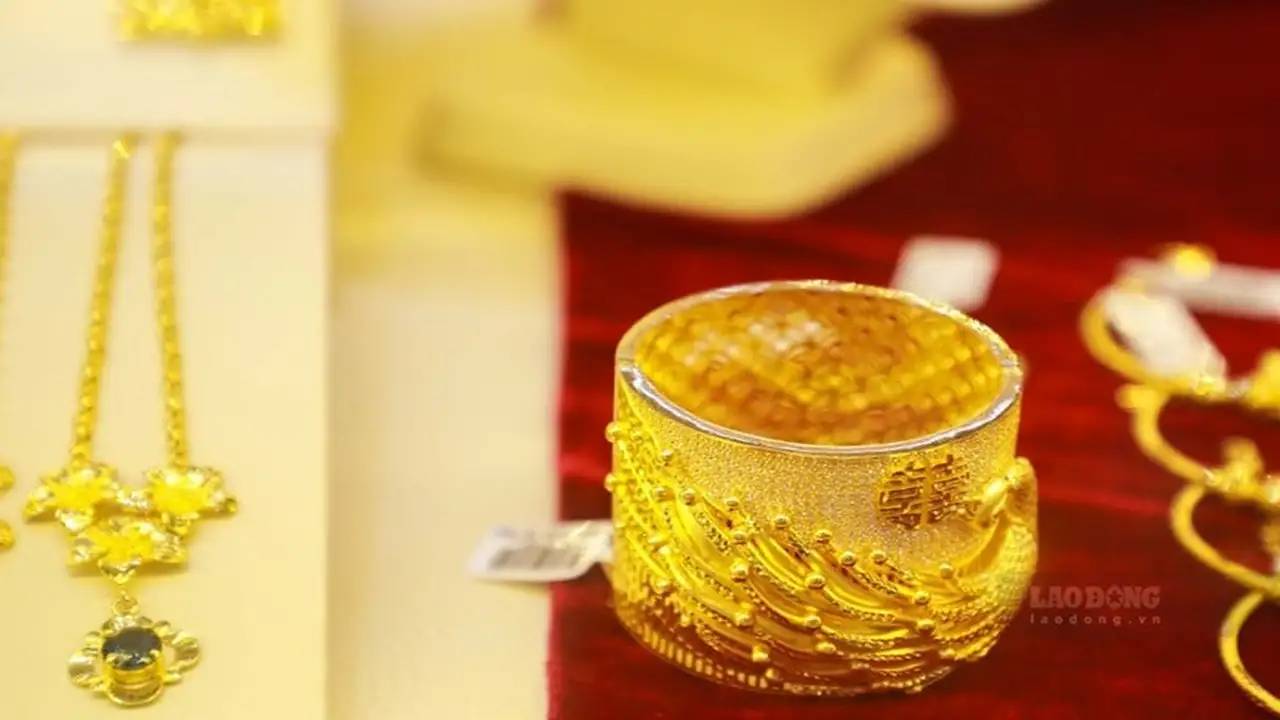 توقعات متفائلة من البنوك في ظل انخفاض حاد بأسعار الذهب العالمية